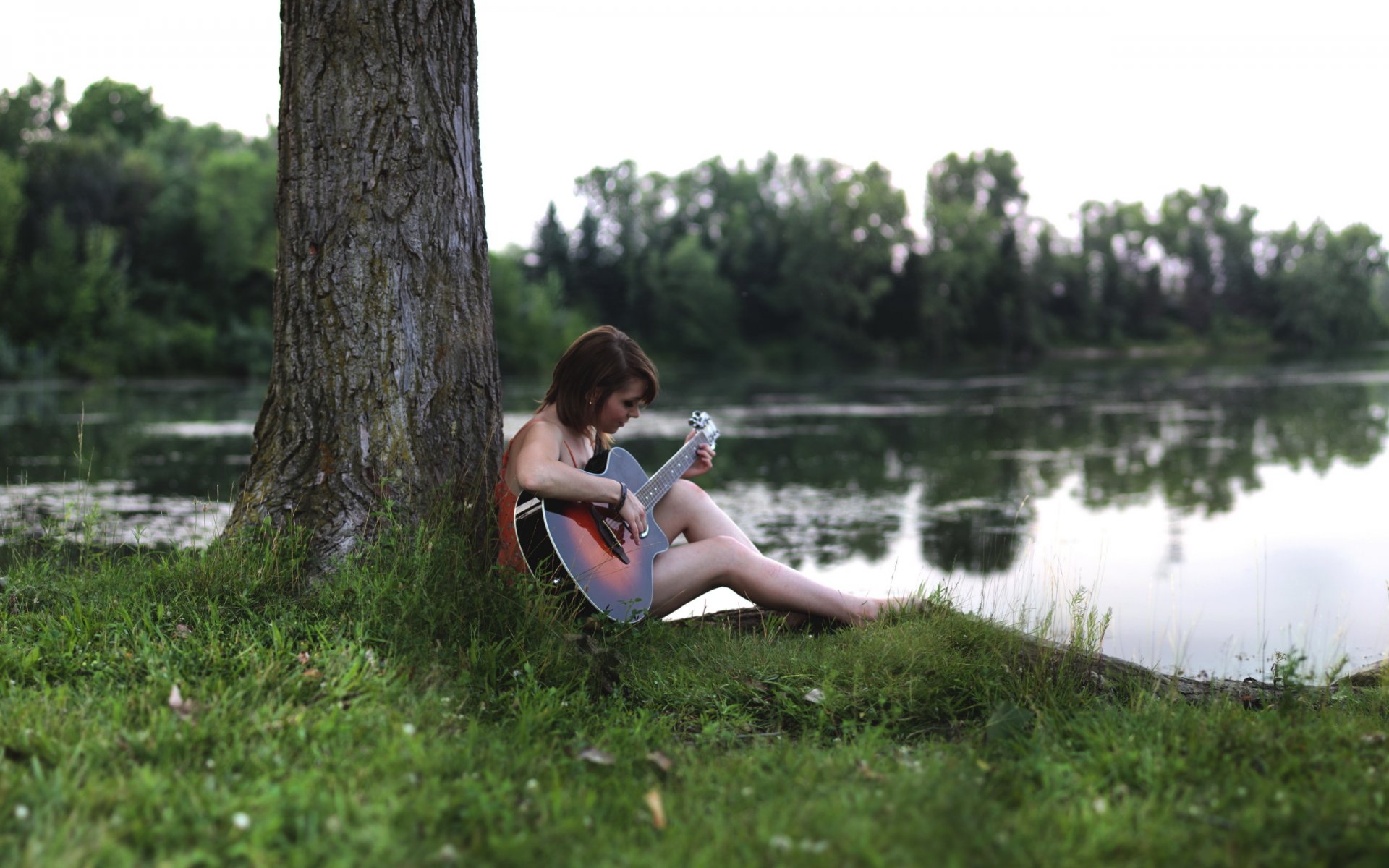 fille guitare lac