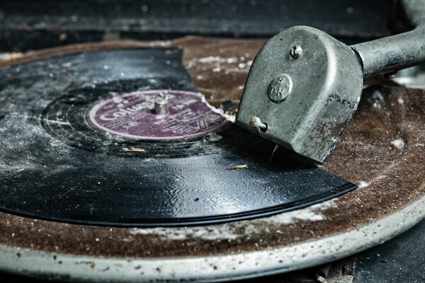 Disco roto en un viejo gramófono