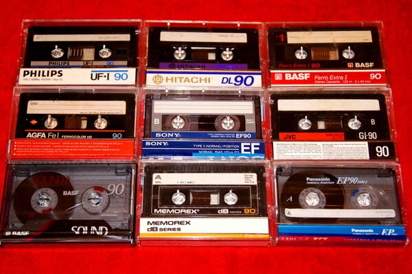 Cassettes audio sur fond rouge