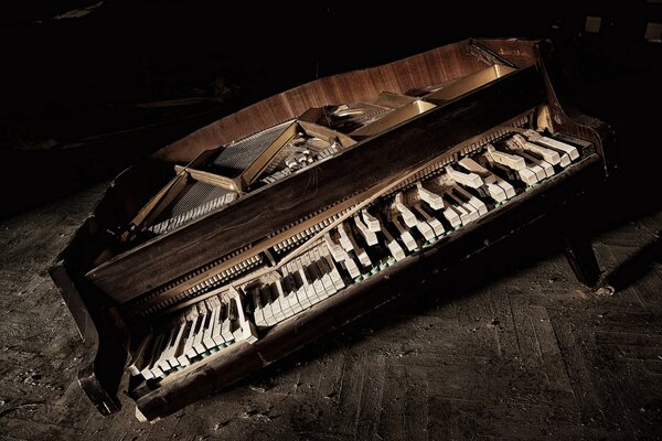 Un piano inusual en una habitación oscura