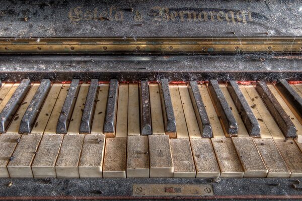 Teclas de piano Vintage en el polvo