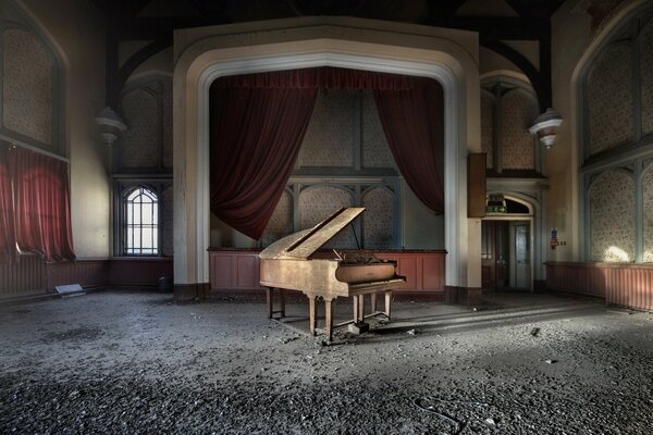 Vieux piano dans une salle abandonnée