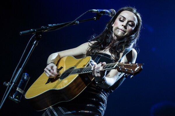 Ragazza suona la chitarra in concerto