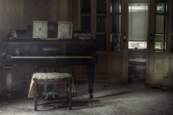 Habitación antigua con piano en la esquina