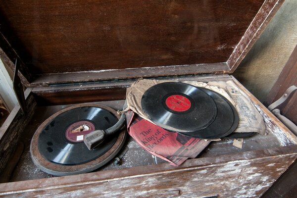 Altes Grammophon mit Schallplatten im Inneren