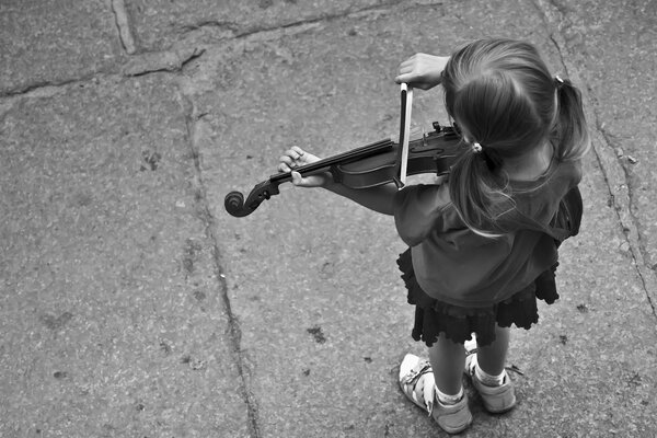 La ragazza suona il violino. Vista in pianta