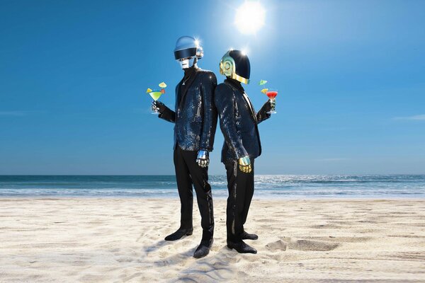 Couple portant des casques sur la plage