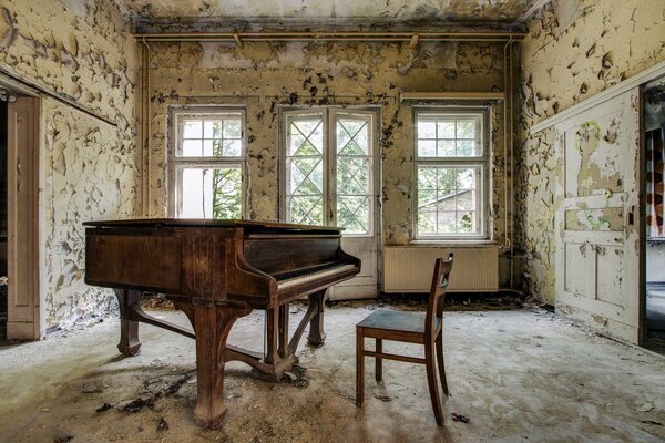 Foto atmosférica de un piano en una habitación vacía