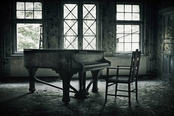 Pièce abandonnée avec piano et chaise