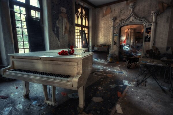 Pianoforte a coda bianco in un antico palazzo