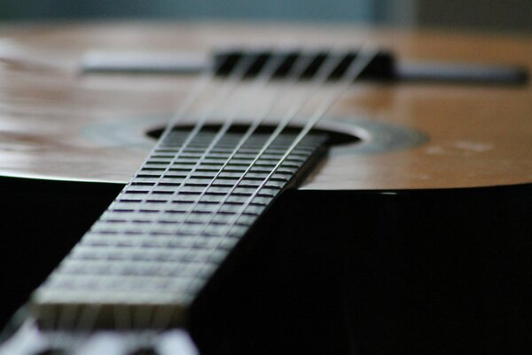 Guitare instrument à cordes incliné