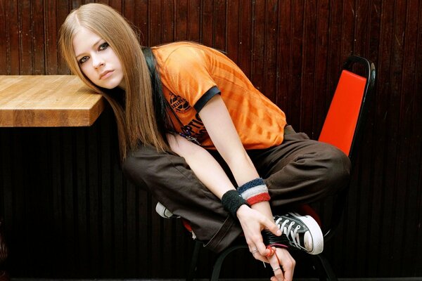 Avril Lavigne con camiseta naranja