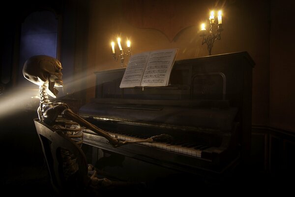 Szkielet gra na pianinie przy świecach
