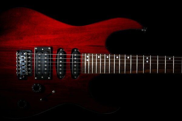 Guitare rouge sur fond noir