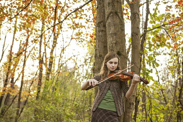 A young violinist in the bosom of nature