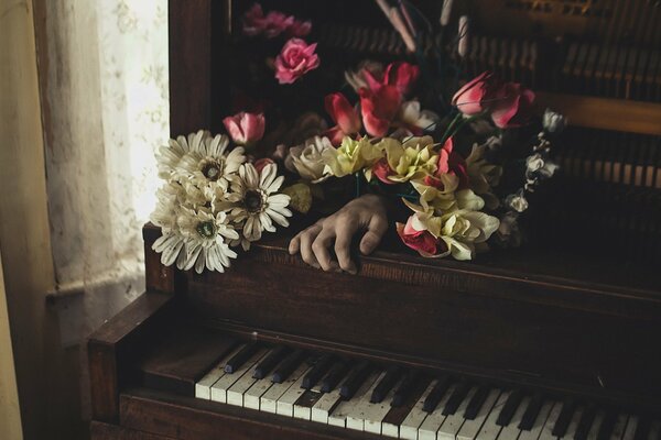 La mano invisibile suona musica su un pianoforte dimenticato