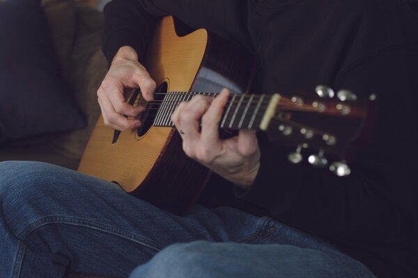 Músico tocando las cuerdas con los dedos