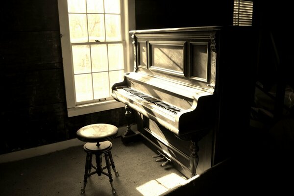 Музыкальное пианино в комнате