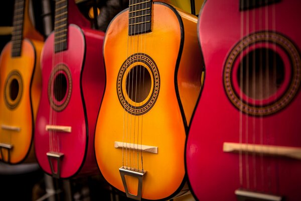 Gelbe und rote Gitarren stehen am Stand