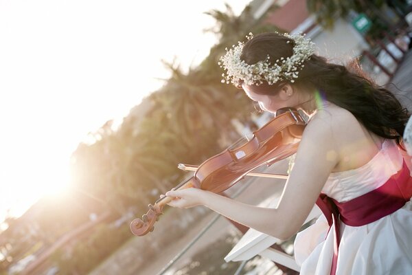 Ragazza asiatica che suona il violino