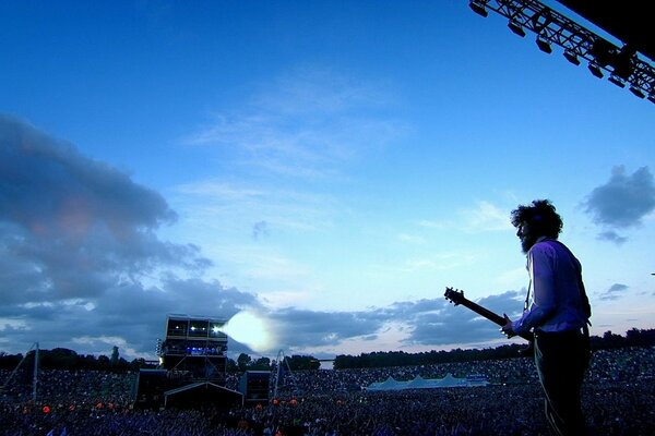 En un concierto de rock en el estadio una gran multitud de personas