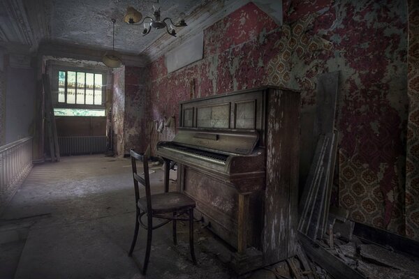 Piano antiguo en una casa abandonada