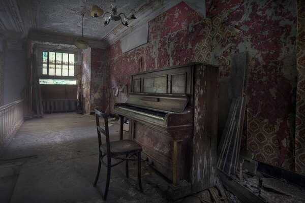 Zabytkowe pianino w opuszczonym domu