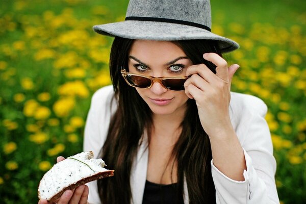 Eva Farna con gli occhiali e il cappello