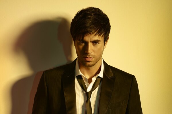 Enrique Iglesias en veste et cravate déliée