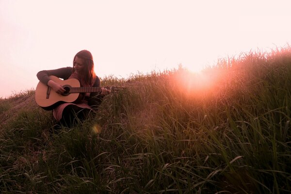 Jolie fille jouant de la guitare