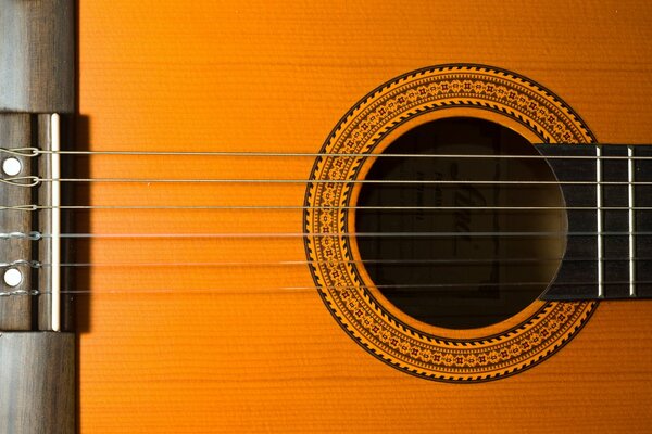 Cuerdas apretadas de guitarra amarilla