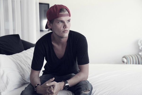 Dj Tim bergling in a cap on the bed