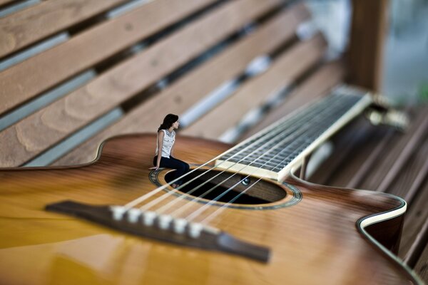 Das Mädchen spielt schöne Musik auf der Gitarre