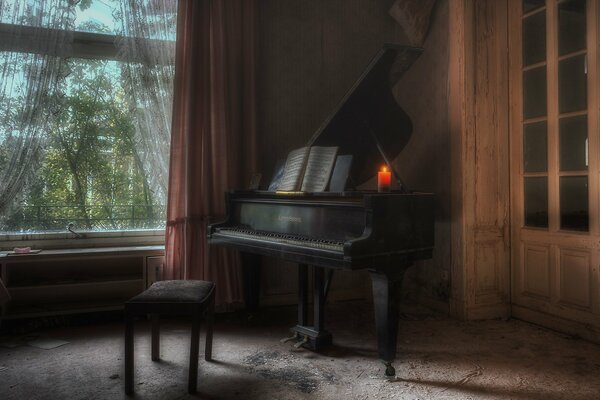 Foto di un pianoforte con una candela su di esso