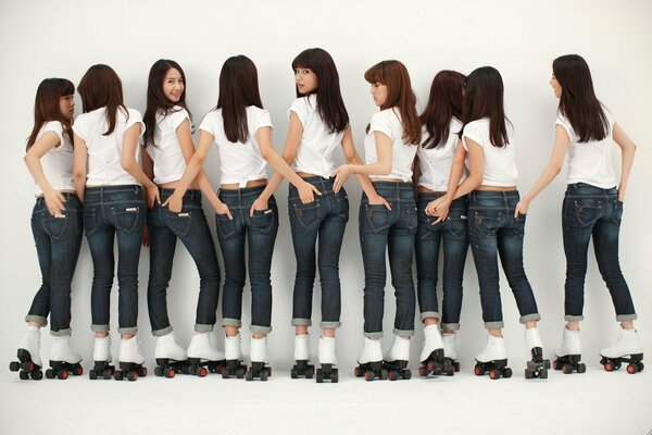 Filles coréennes en jeans et patins à roulettes