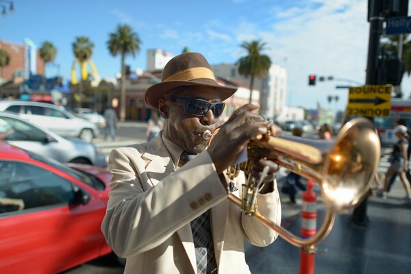 Jazzman au chapeau joue de la trompette