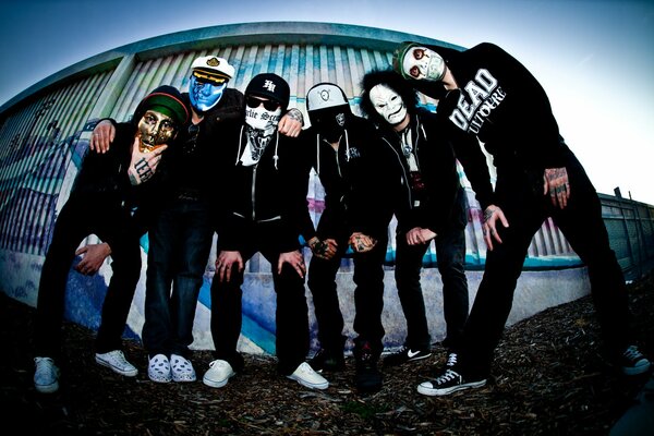 Zespół hollywood undead w maskach scenicznych