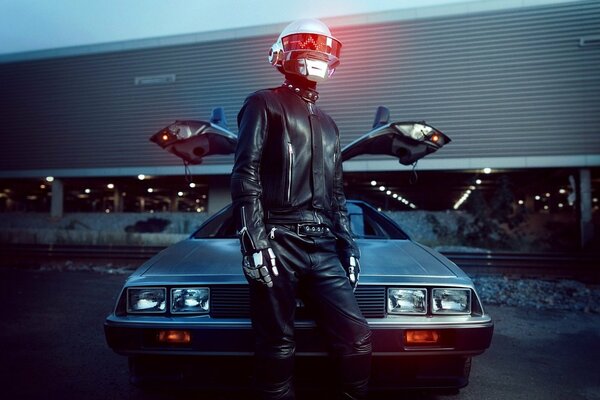 Daft Punk hombre en un casco luminoso en el fondo de un coche