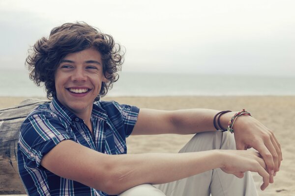 Harry Styles sorridente nel deserto