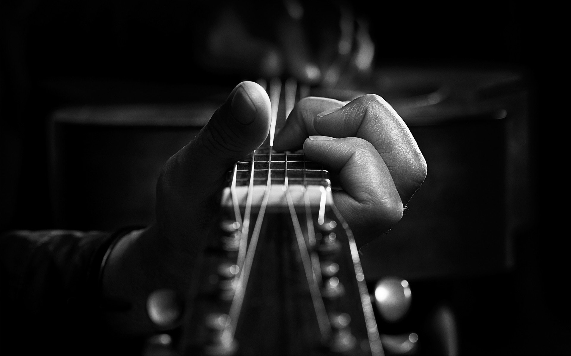 guitarra caja de resonancia diapasón cuerdas calcos trastes mano dedos marco macro partituras vibración zurdo