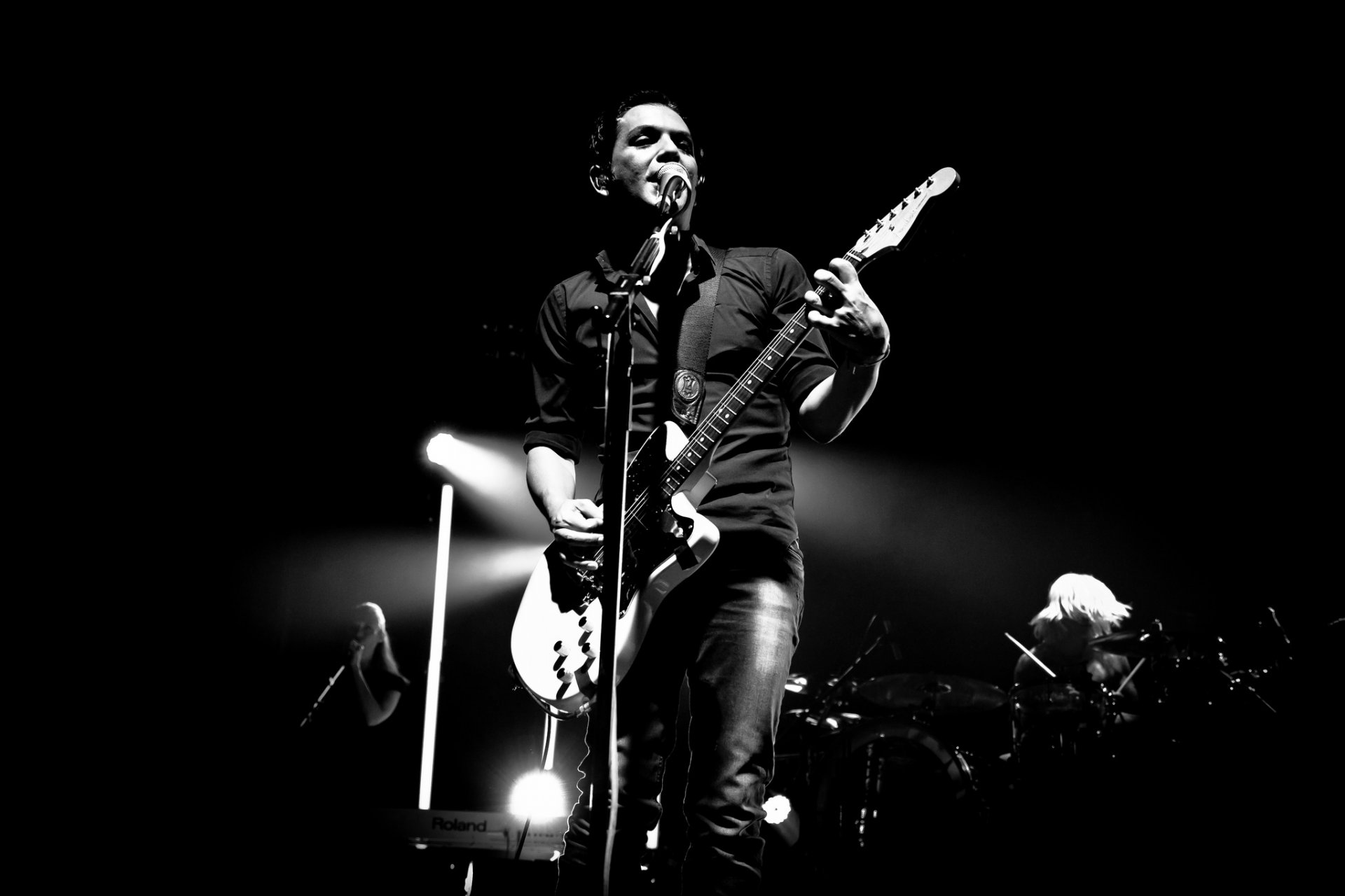 placebo plasibo brian molko concerto oscurità chitarra silhouette