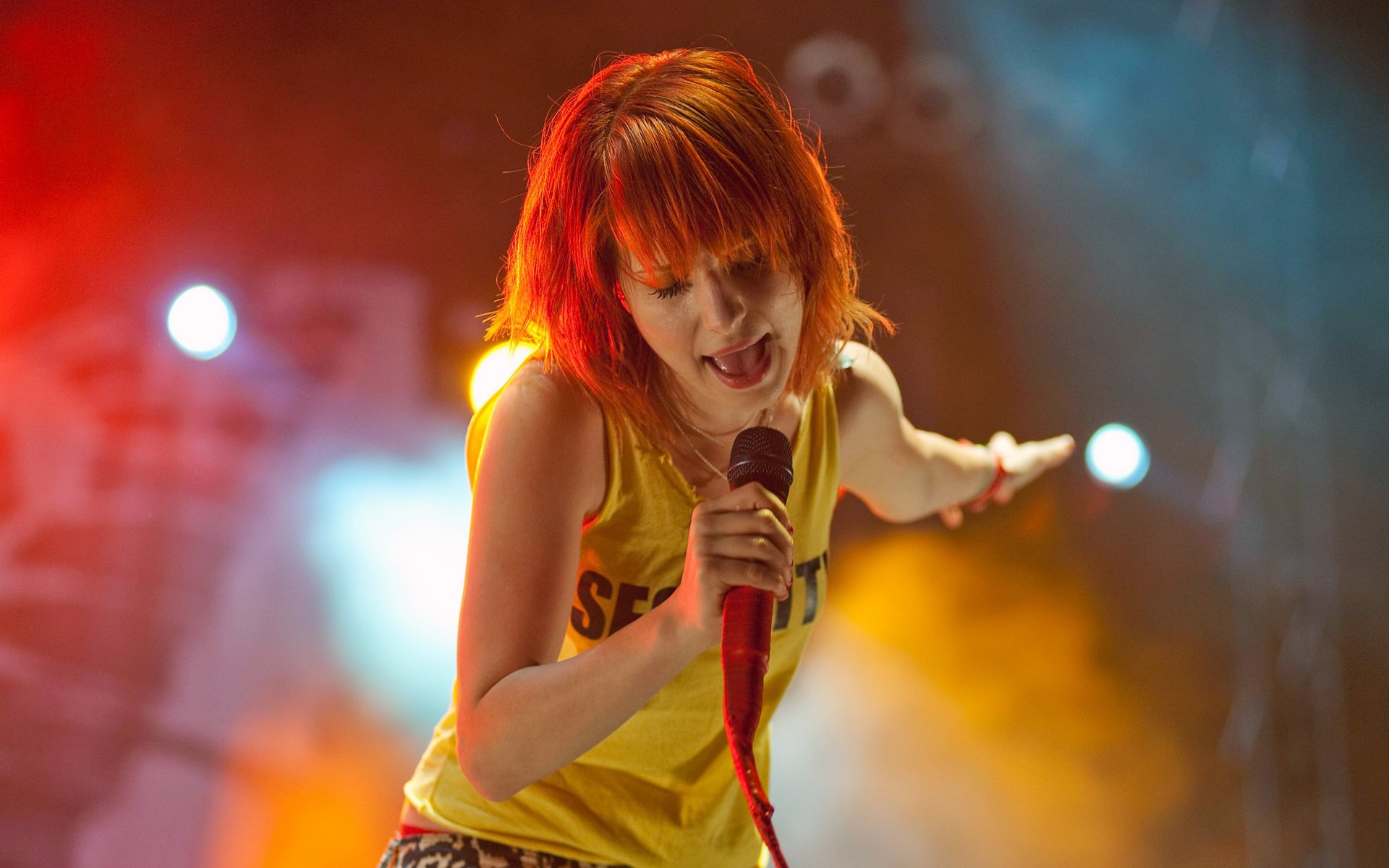 haley williams paramore rousse fille chanteuse chante concert microphone lumières