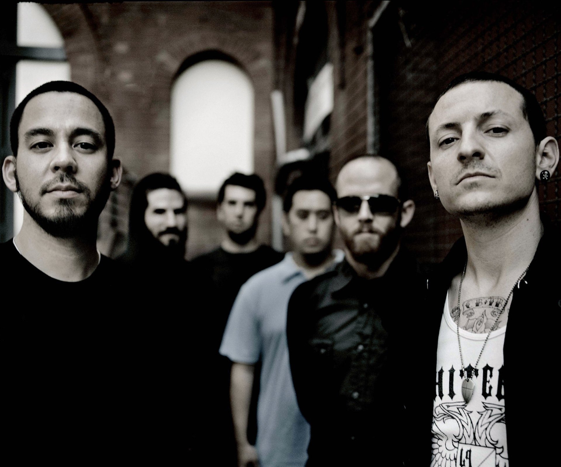 linkin park banda chester mike shinoda foto oscura