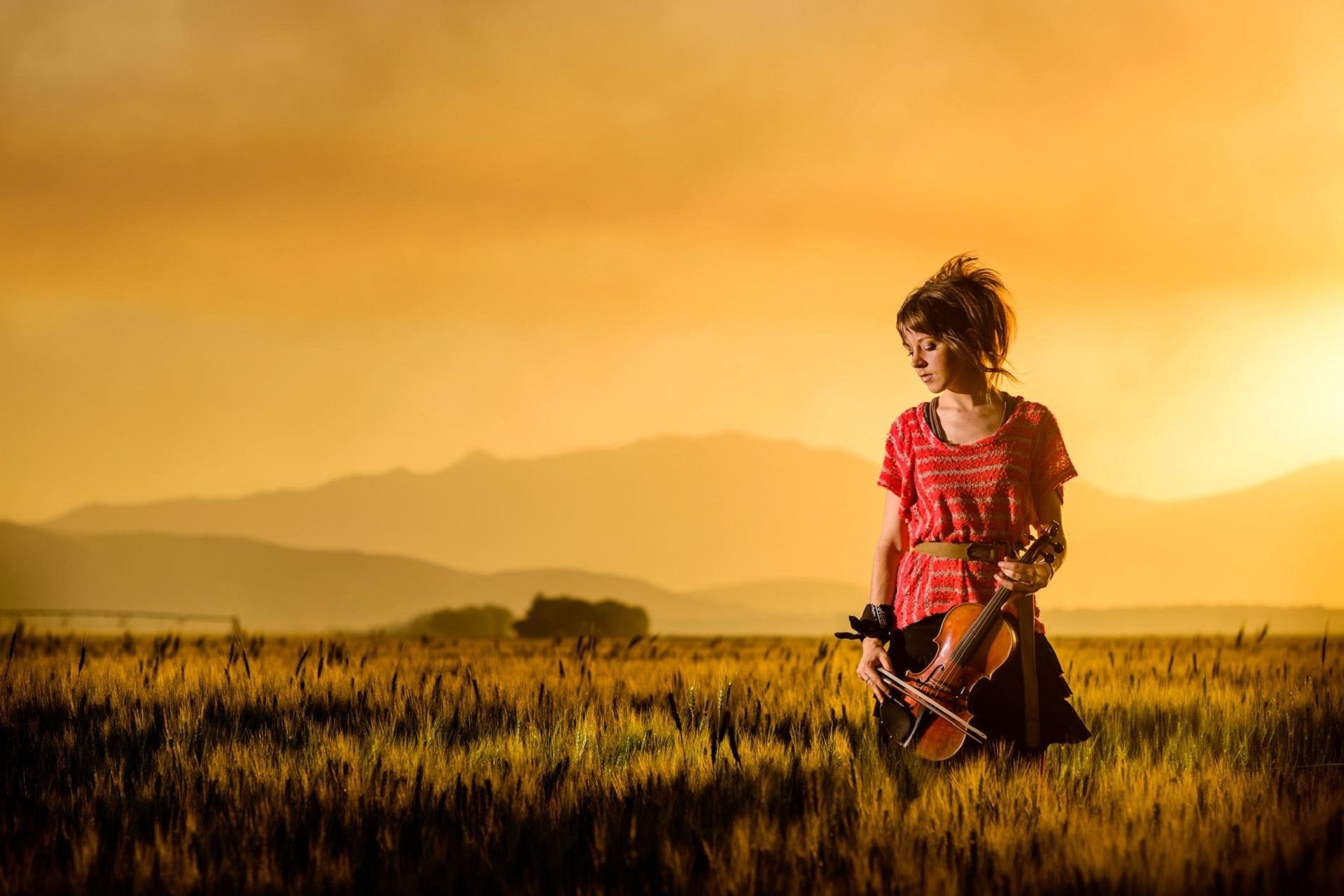 lindsay stirling violín violinista belleza puesta de sol montañas campo