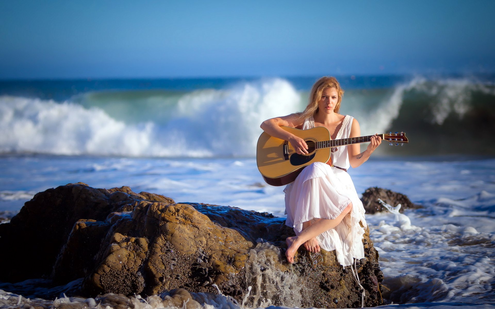 fille mer guitare musique