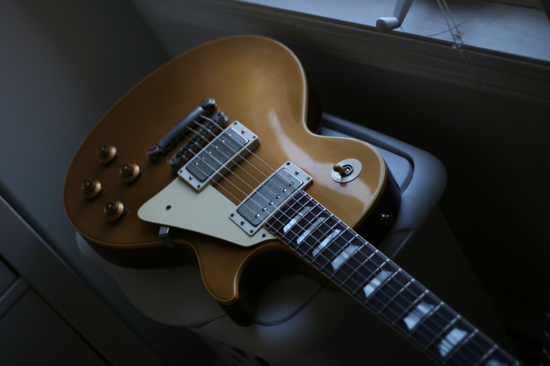 gibson gitara electro leży struny