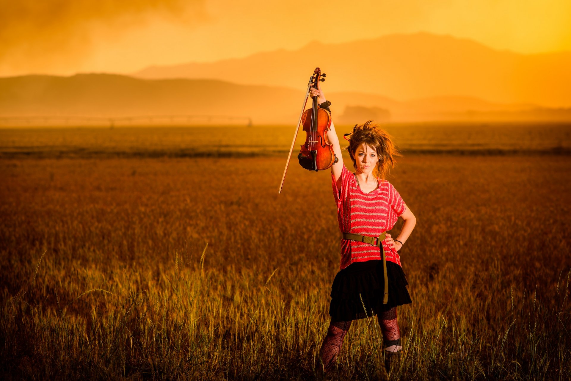 lindsey stirling violine violinistin schönheit sonnenuntergang berge feld