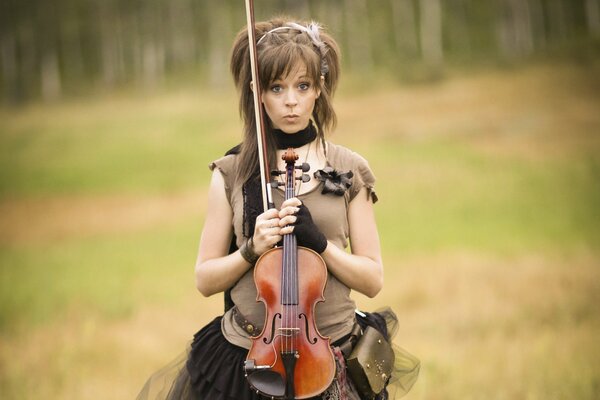 Ragazza in un campo con un violino