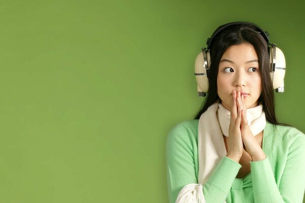 Ragazza Giapponese in cuffia su sfondo verde