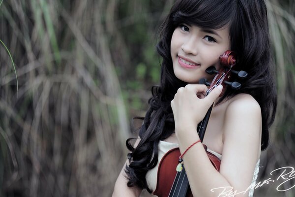 Mädchen Mit fließendem Haar und Geige